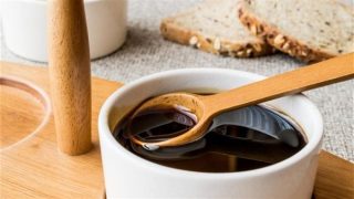 فوائد العسل الأسود على الريق .. طعم صحي وفوائد متعددة