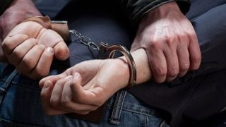 ضبط شخصين لاتهامهما بالنصب على مالك محل واصطدامه بسيارتهما في القاهرة