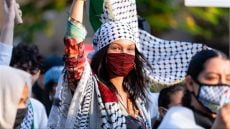 طرق ارتداء الشال الفلسطيني بأشكال عديدة لمختلف الأعمار