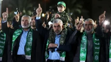 إسرائيل تتوعد قادة حماس وتداهم مكتب محمد السنوار في غزة