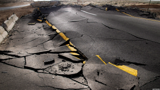 يسبب تصادم الصفائح الأرضية حدوث (أكمل)